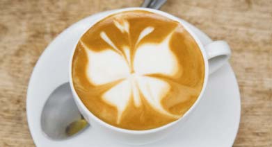 Cappuccino mit Schmetterlingsschaummuster