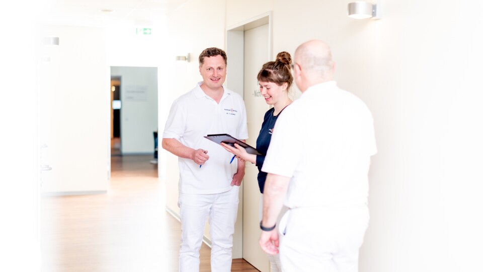 Ärzte, die mit einem Patienten einen Fall auf PACS ansehen