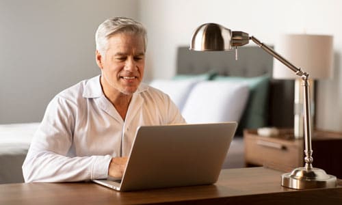 Frau mit Computer