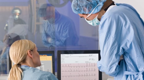 Klinikteam bei der Überwachung des EKGs eines Patienten