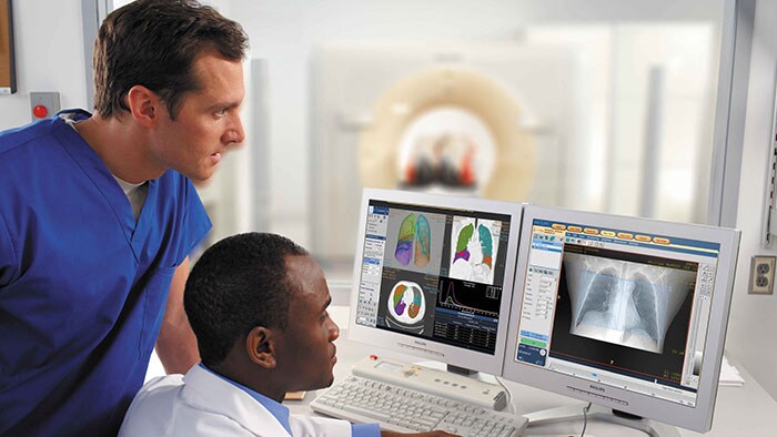 Klinikteam bei der Analyse von hochauflösenden radiologischen Scan-Bildern