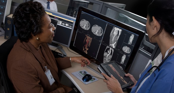 Video einer MTRA am Soldiers Memorial Hospital, die mit Enterprise Radiology Imaging Informatics arbeitet