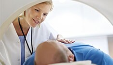 Eine Ärztin bei der Beurteilung von Patientendaten