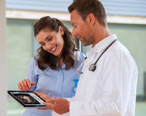 Klinikteam mit iPad