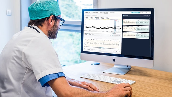 Arzt prüft Cardiologs