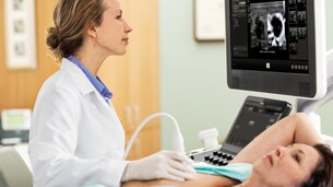 Frau bei einer Ultraschalluntersuchung​