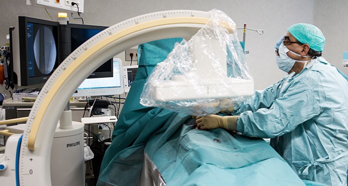 Dr. Kessab bei der Arbeit