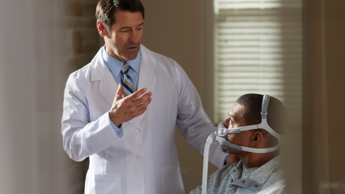 Arzt im Patientengespr&auml;ch