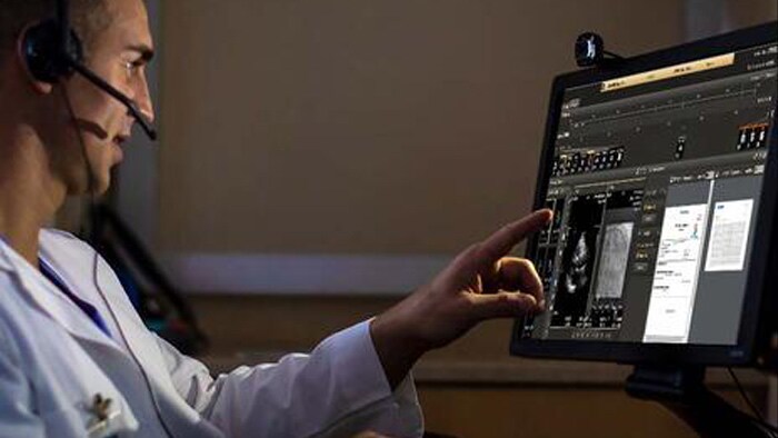 Arzt prüft Daten vom Monitor