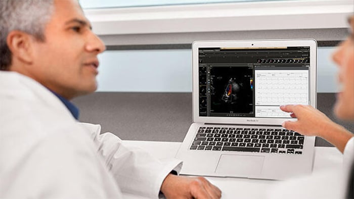 Ärzte besprechen Scan auf Laptop-Bildschirm