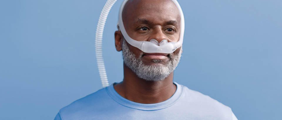 Mann mit Bart tr&auml;gt eine Maske