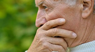 Detailaufnahme eines männlichen Gesichts beim Anblick des COPD-Krankheitsverlaufs