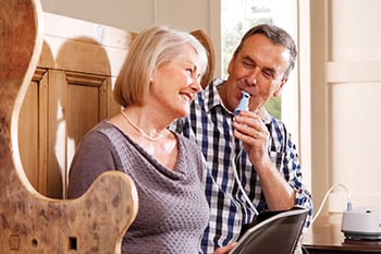 COPD-Patient, der ein Kompressor-Verneblersystem nutzt