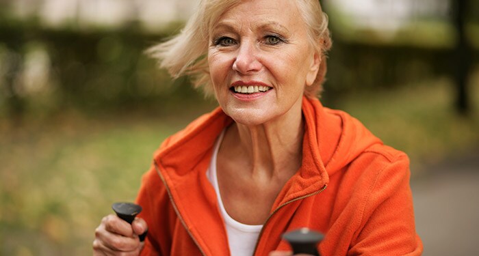 Detailaufnahme einer Frau, die sich im Freien sportlich betätigt.