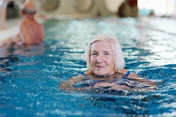 Nahaufnahme einer Schwimmerin in einem Becken