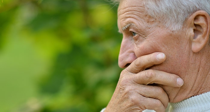 Detailaufnahme eines männlichen Gesichts beim Anblick des COPD-Krankheitsverlaufs