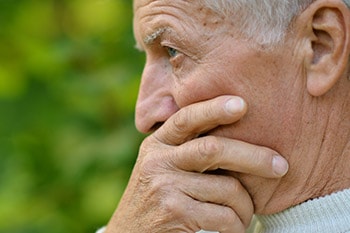 Detailaufnahme eines männlichen Gesichts beim Anblick des COPD-Krankheitsverlaufs