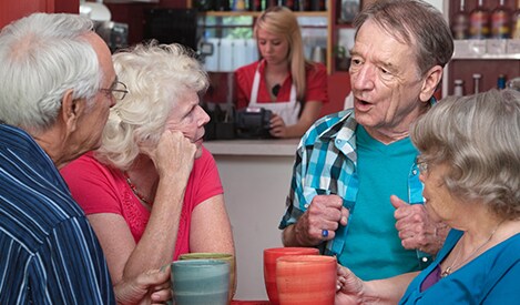 Vier am Tisch sitzende Leute machen auf COPD aufmerksam