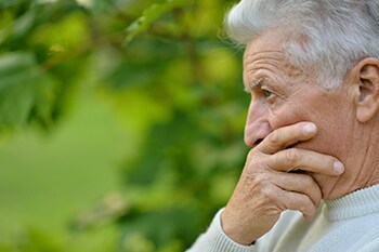 Detailaufnahme eines männlichen Gesichts beim Anblick des COPD-Krankheitsverlaufs