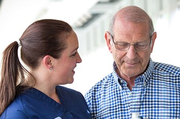 Ein Herr bespricht die Behandlung zur Linderung von COPD-Symptomen mit Gesundheitsexperten