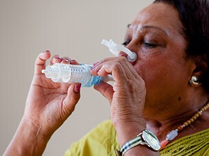 Frauen benutzen das Gerät für Atemwegsbefreiung Threshold PEP