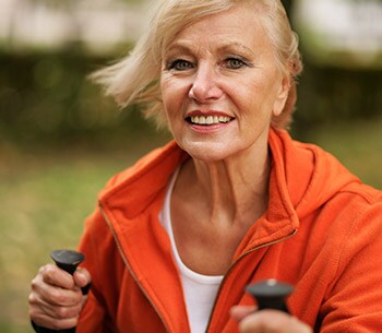 Detailaufnahme einer Frau, die sich im Freien sportlich betätigt