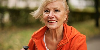 Detailaufnahme einer Frau, die sich im Freien sportlich betätigt.