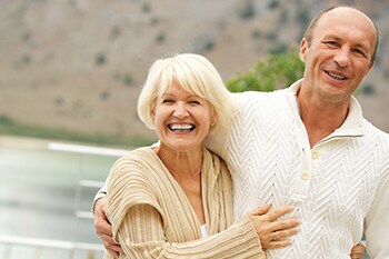 Lachendes Paar genießt die Vorteile der COPD-Therapie