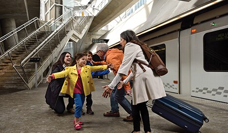 Begrüßung einer Familie am Bahnhof, Frauen mit dem SimplyGo Mini