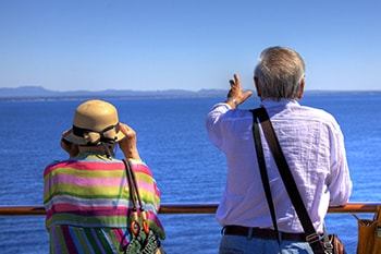 Ein Paar blickt von einem Schiff über das Meer