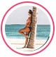 Profilbild einer Frau im Bikini, die sich an eine Palme am Strand lehnt.