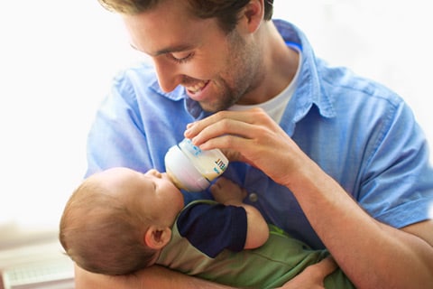 Ein Baby an die Flasche gewöhnen: Tipps & Tricks