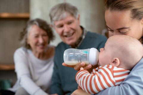 Wie man Babyflaschen sterilisiert und reinigt