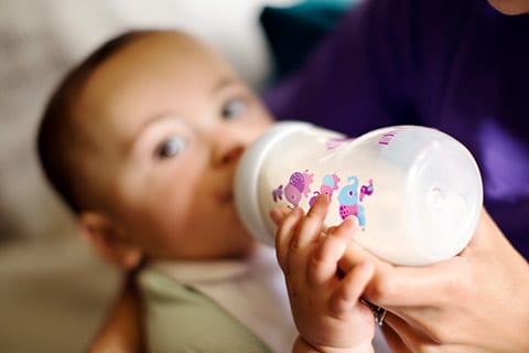 3 Positionen für ein einfaches Stillen mit der Flasche