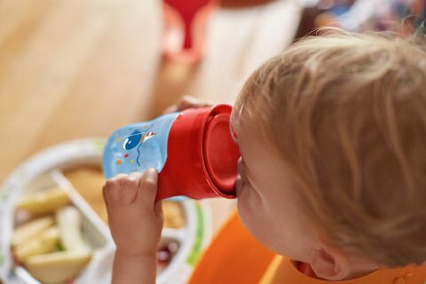 Geschafft! Weshalb es einfacher ist als gedacht, Ihrem Baby das Trinken aus dem Becher beizubringen