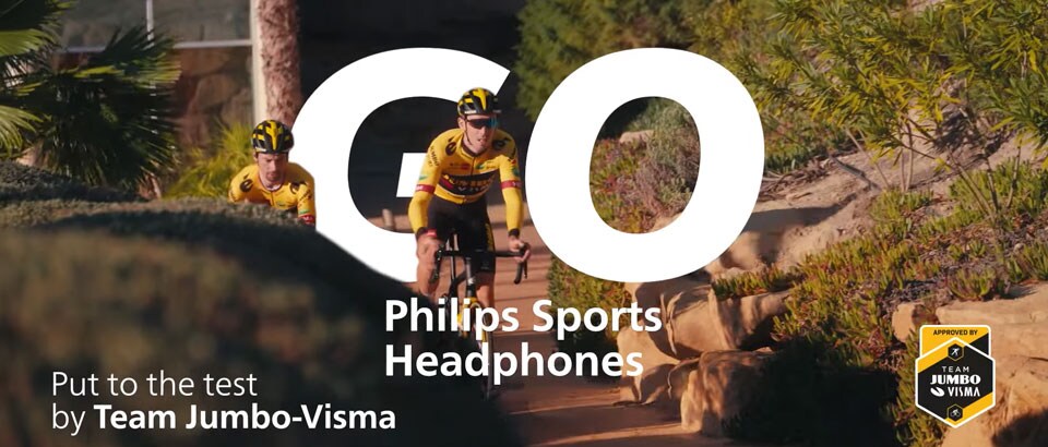 Zwei Team Jumbo-Visma-Athleten fahren draußen Fahrrad