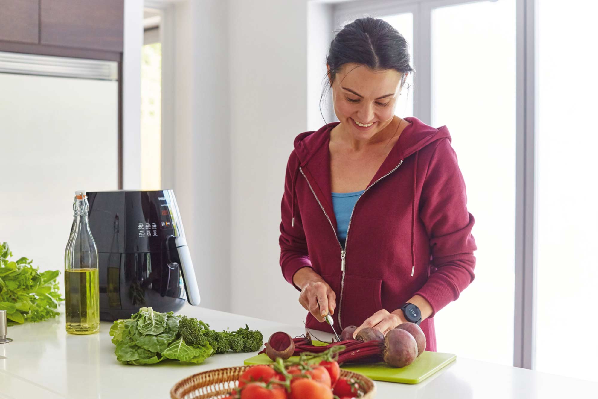 Frau mit Airfryer