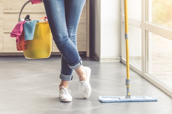 Glänzend und fleckenfrei: So können Sie Ihren Keramikboden reinigen