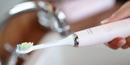 Elektrische Zahnbürste reinigen