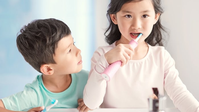 So können Sie Ihren Kindern die Zähne putzen