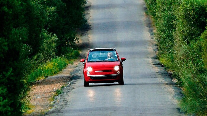 Rotes Auto auf der Straße