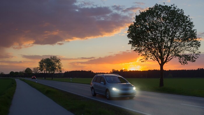 Straße bei tief stehender Sonne