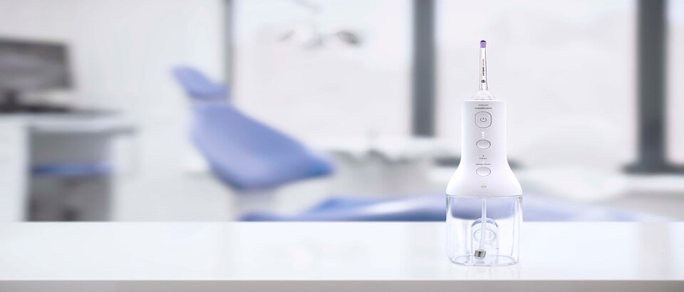 Power Flosser auf einem Tisch