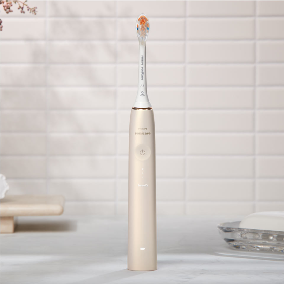 Eine Philips Sonicare Prestige 9900 Schallzahnbürste mit All-in-One-Bürstenkopf auf einem Tisch