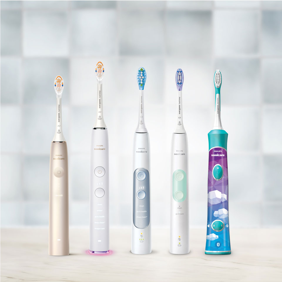 Sonicare Schallzahnbürsten angeordnet auf einem Tisch