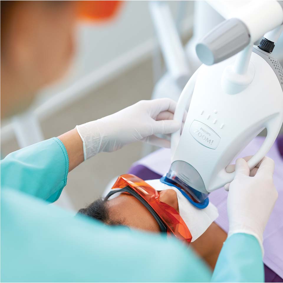 Patient führt eine Zahnaufhellungsbehandlung mit Zoom! WhiteSpeed durch
