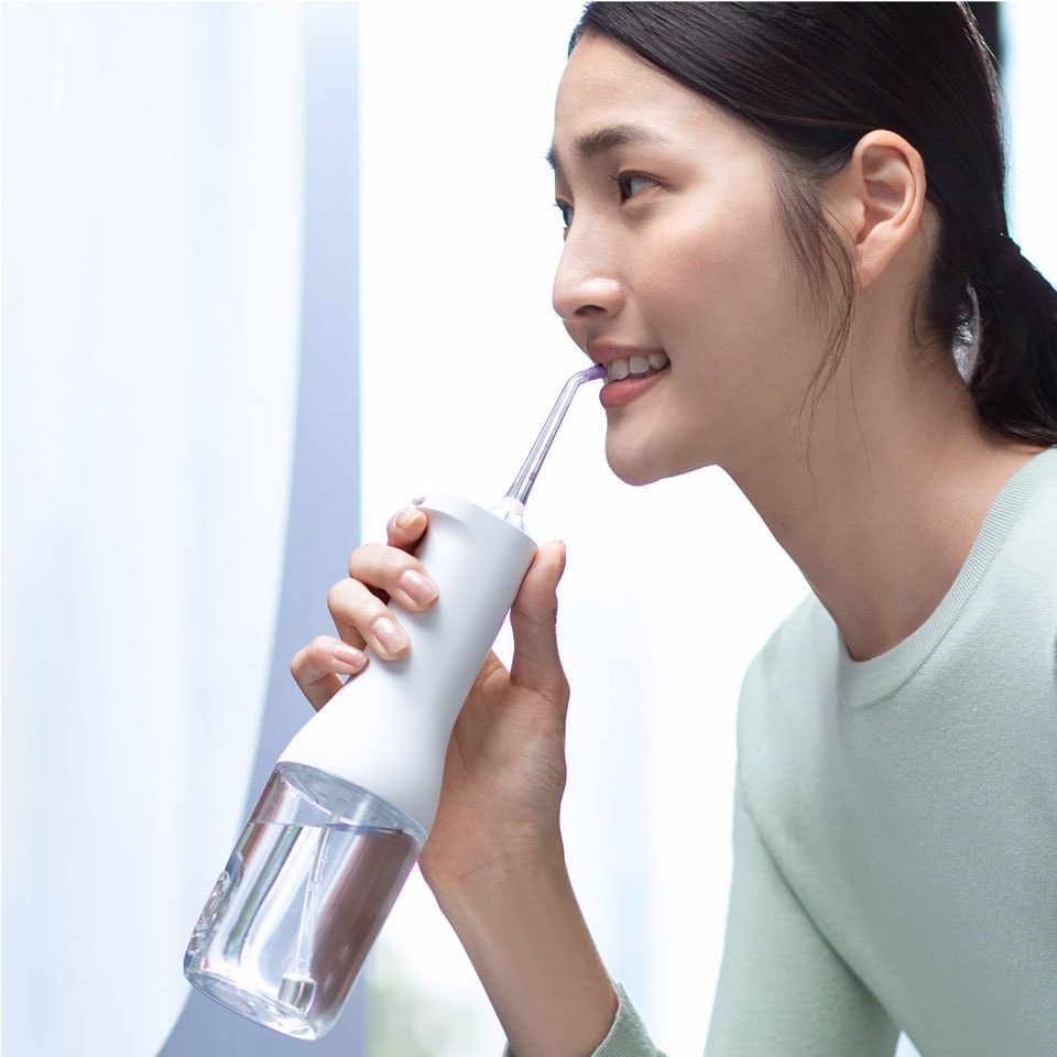Person verwendet einen kabellosen Power Flosser