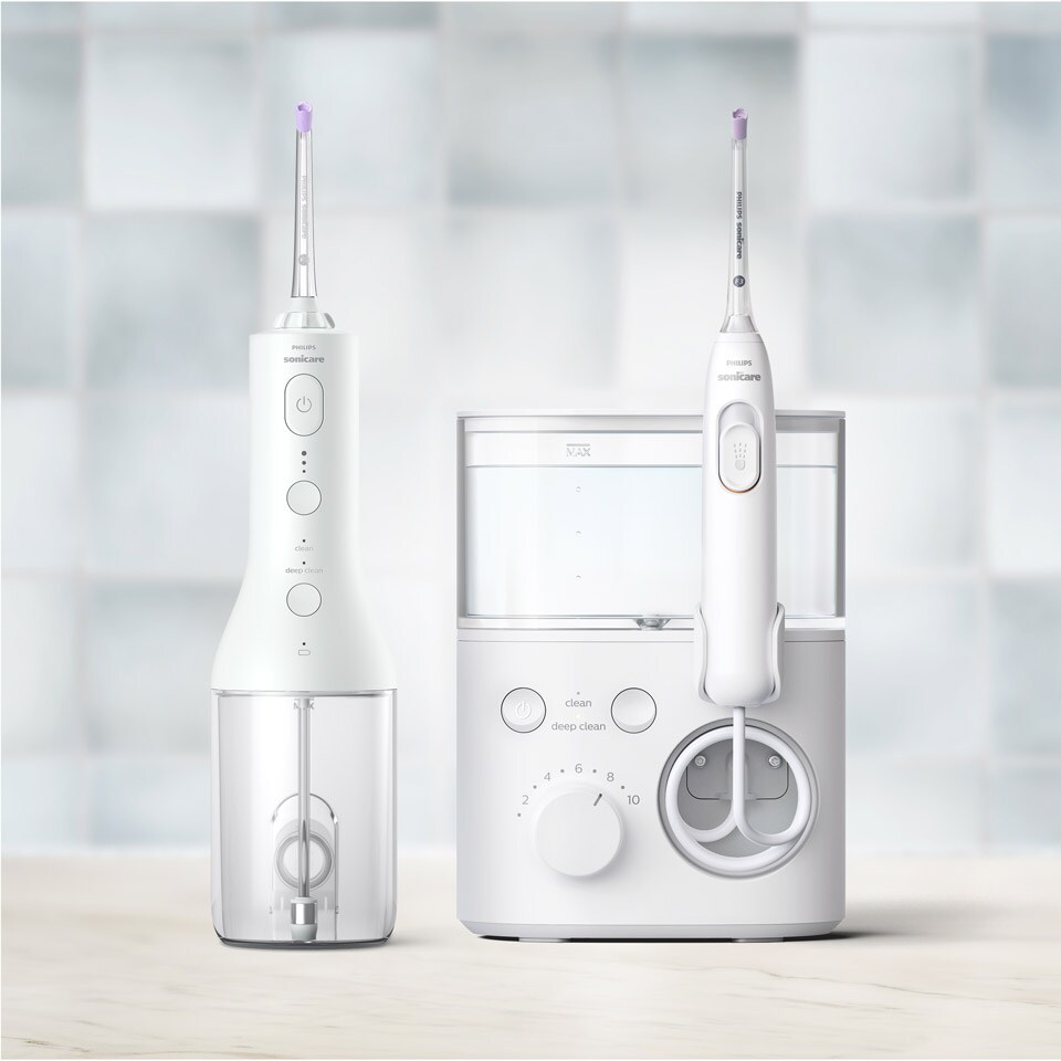 Sonicare Power Flosser aufgereiht auf einem Tisch