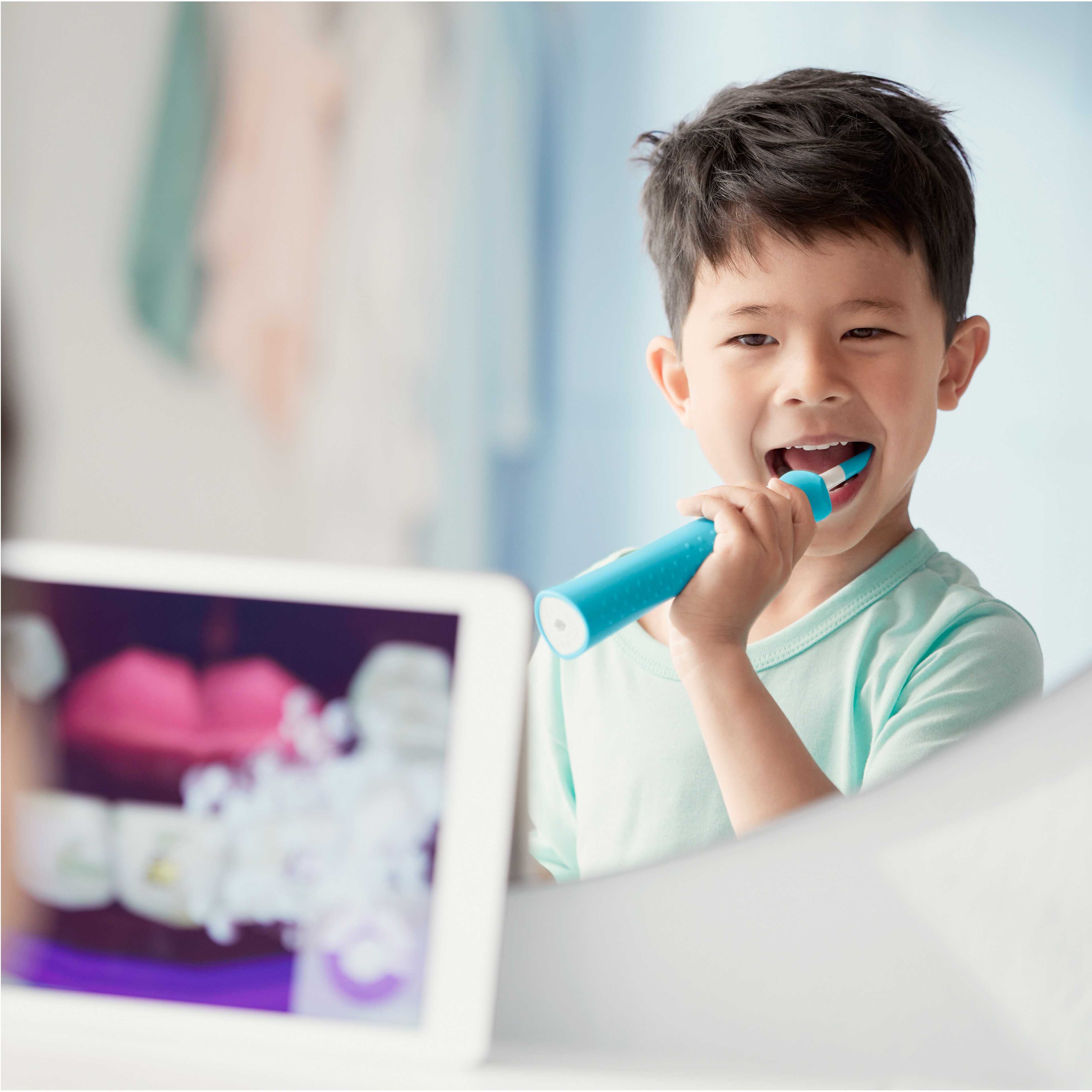 Junge verwendet eine Sonicare For Kids Schallzahnbürste und die Sonicare For Kids App