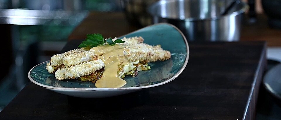 Knuspriger Spargel, Soja-Hollandaise, Kartoffel-Spitzkohl Rösti